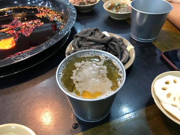 火鍋店老板將“花盆”當酒杯 看呆食客