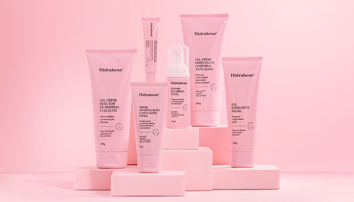 一套粉色的化妝品包裝設(shè)計